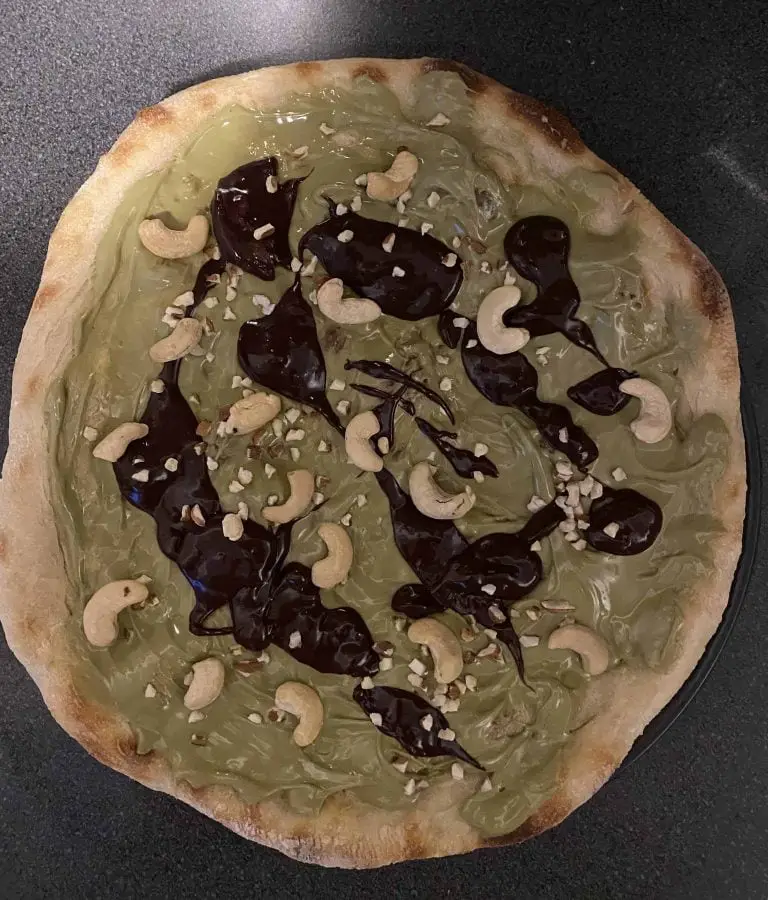Pistachio cream and chocolate pizza