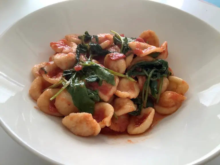 Orecchiette with arugula and tomatoes